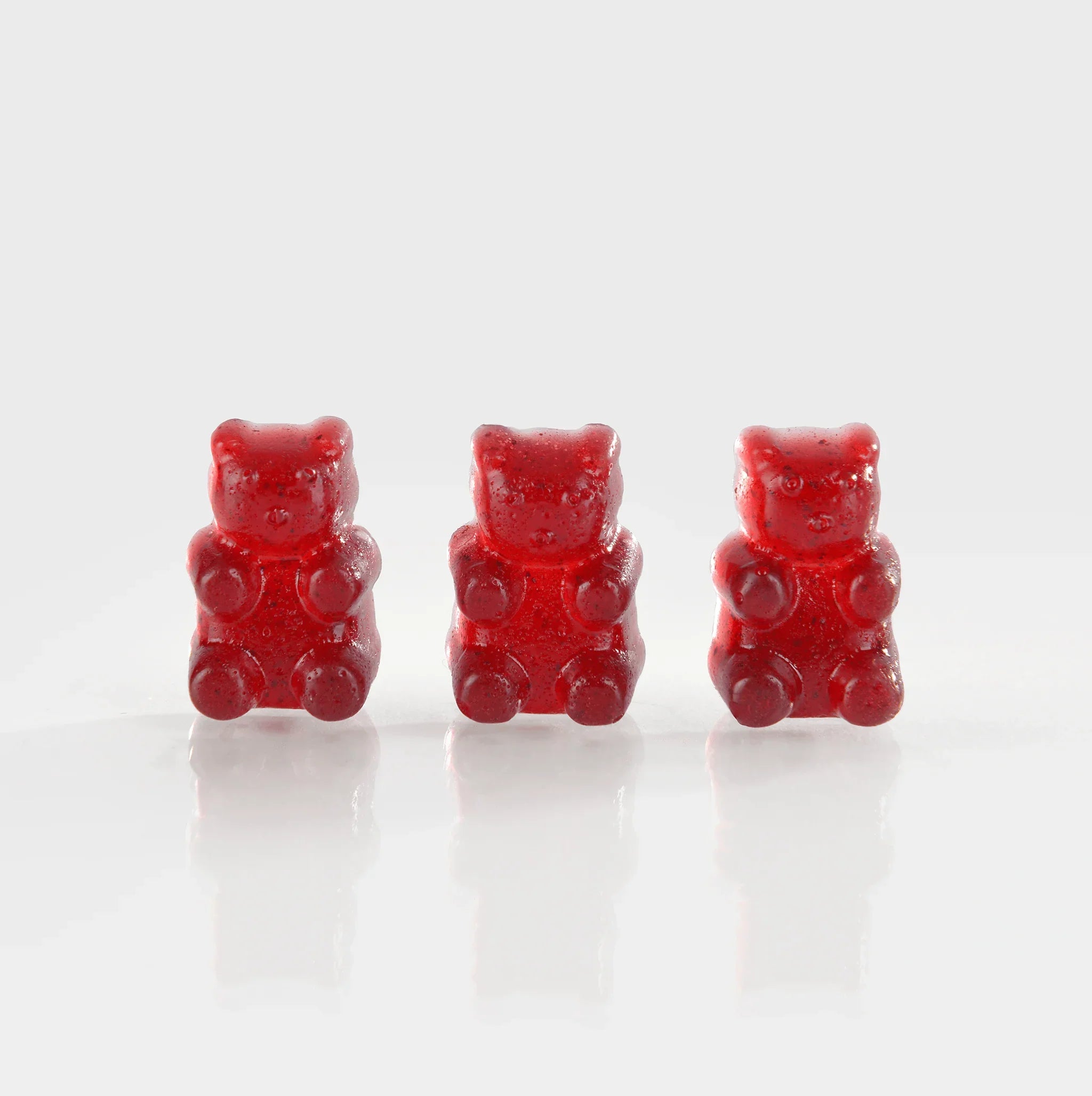 Rote Gummibären mit natürlichen Zutaten, ideal für Premium-Cannabis-Produkte