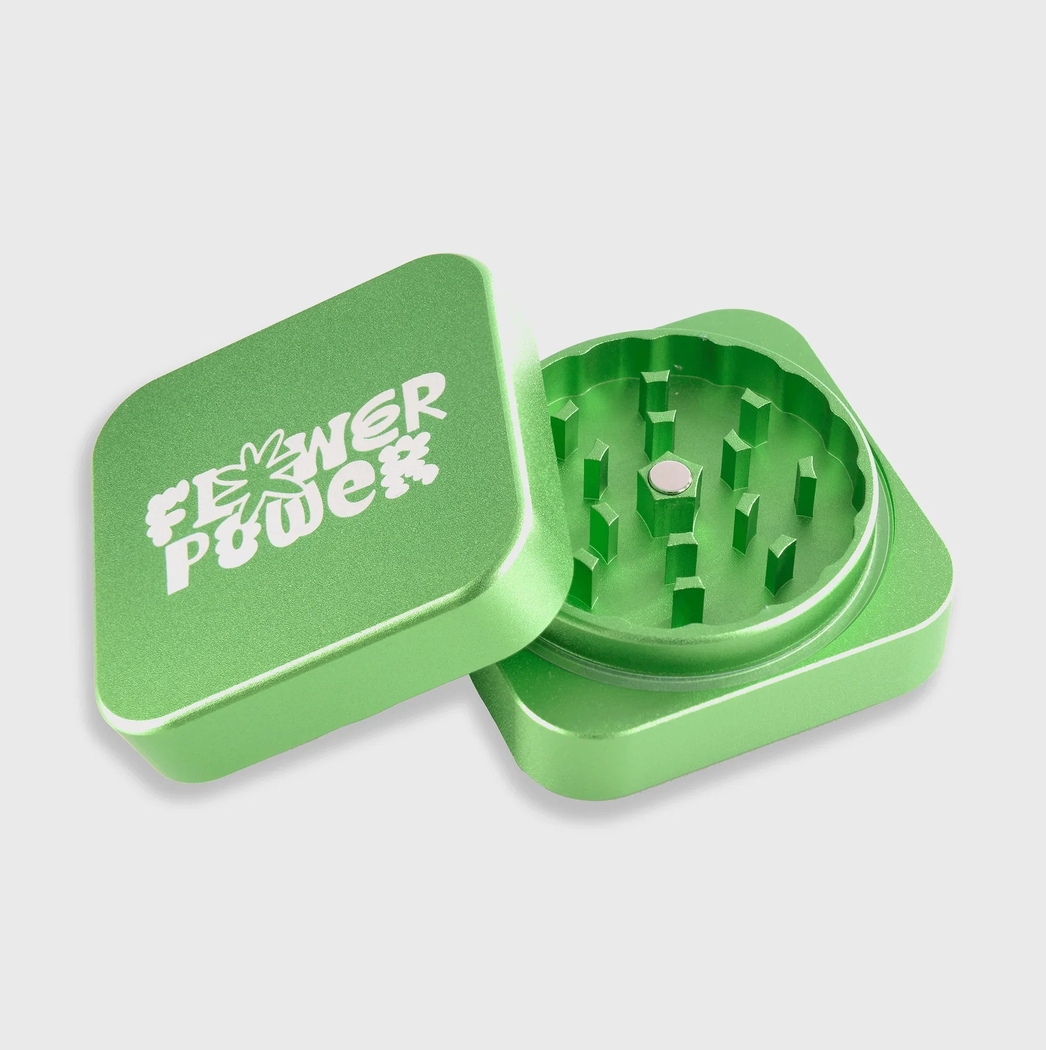 Grüner Grinder mit Flower Power Aufschrift, ideal für natürliche Cannabisprodukte