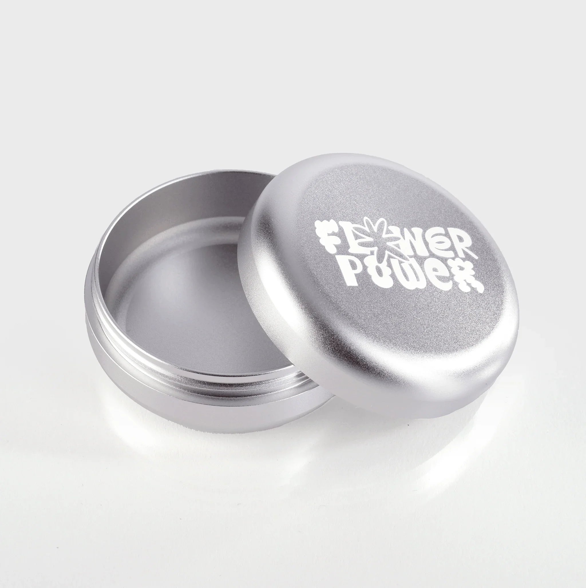 Silberne Dose mit Flower Power Logo, ideal für natürliche Produkte