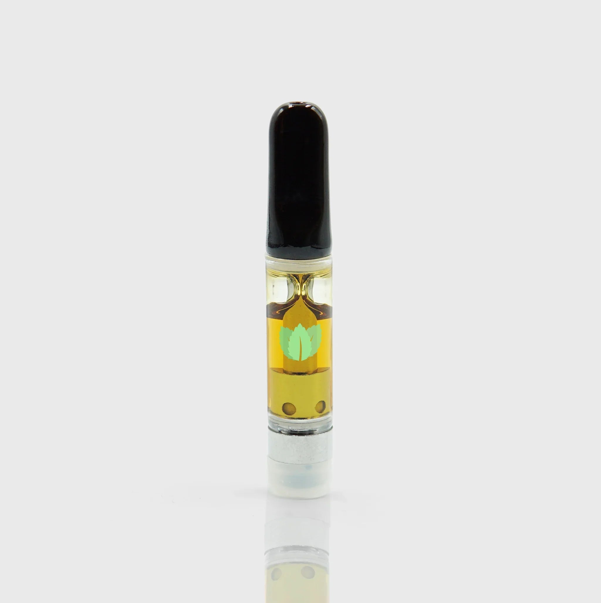 Natürliches Cannabisöl in transparenter Vape-Cartridge mit grünem Blattsymbol
