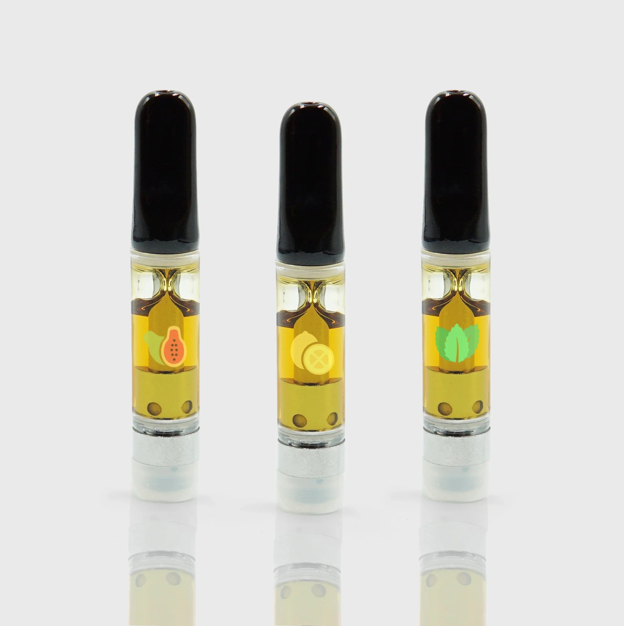 Drei natürliche Cannabisöl-Kartuschen mit Frucht- und Blattmotiven, Premium-Qualität