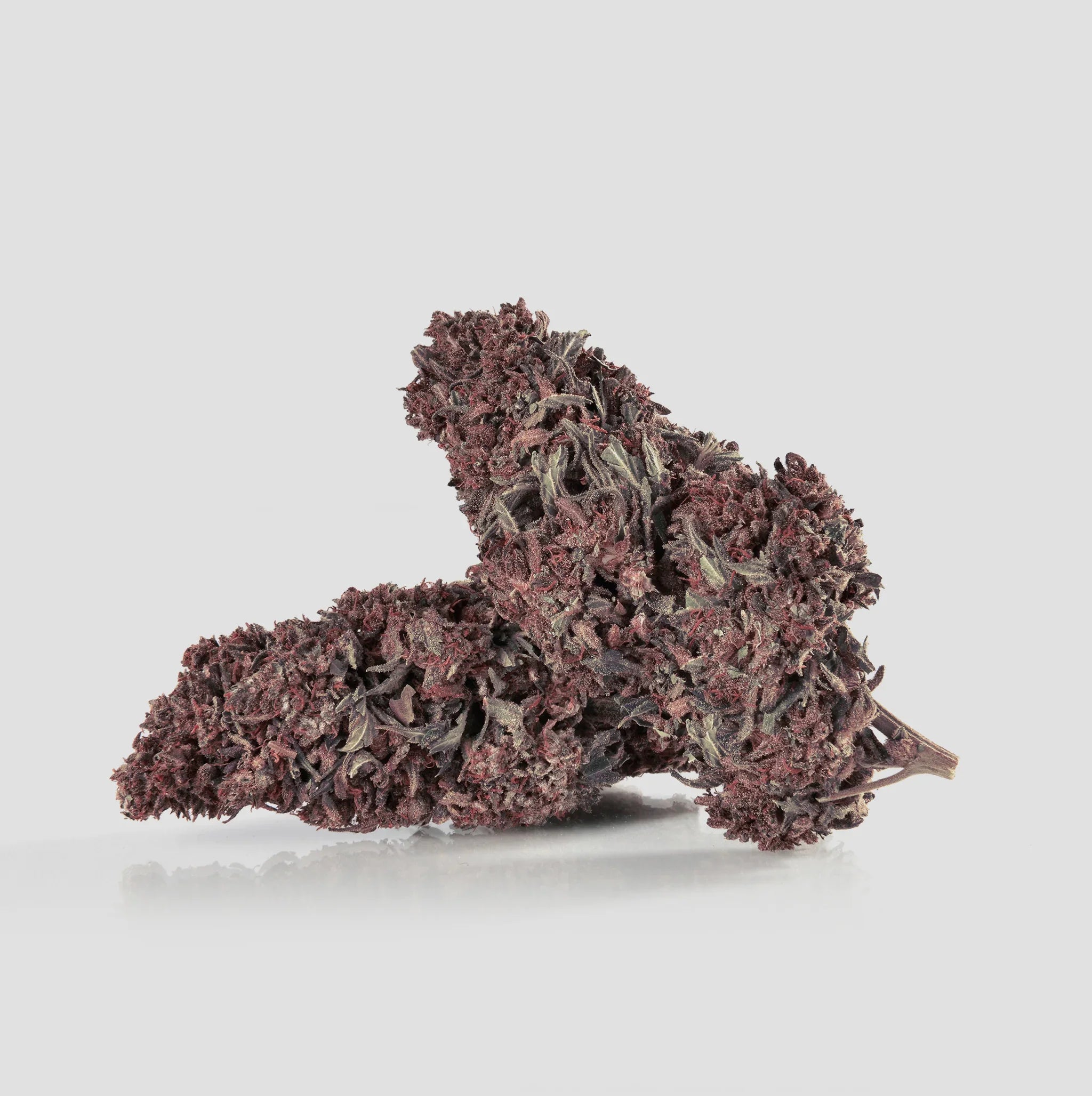 Premium natürliche Cannabisblüte mit intensiver roter Färbung und feinen Trichomen