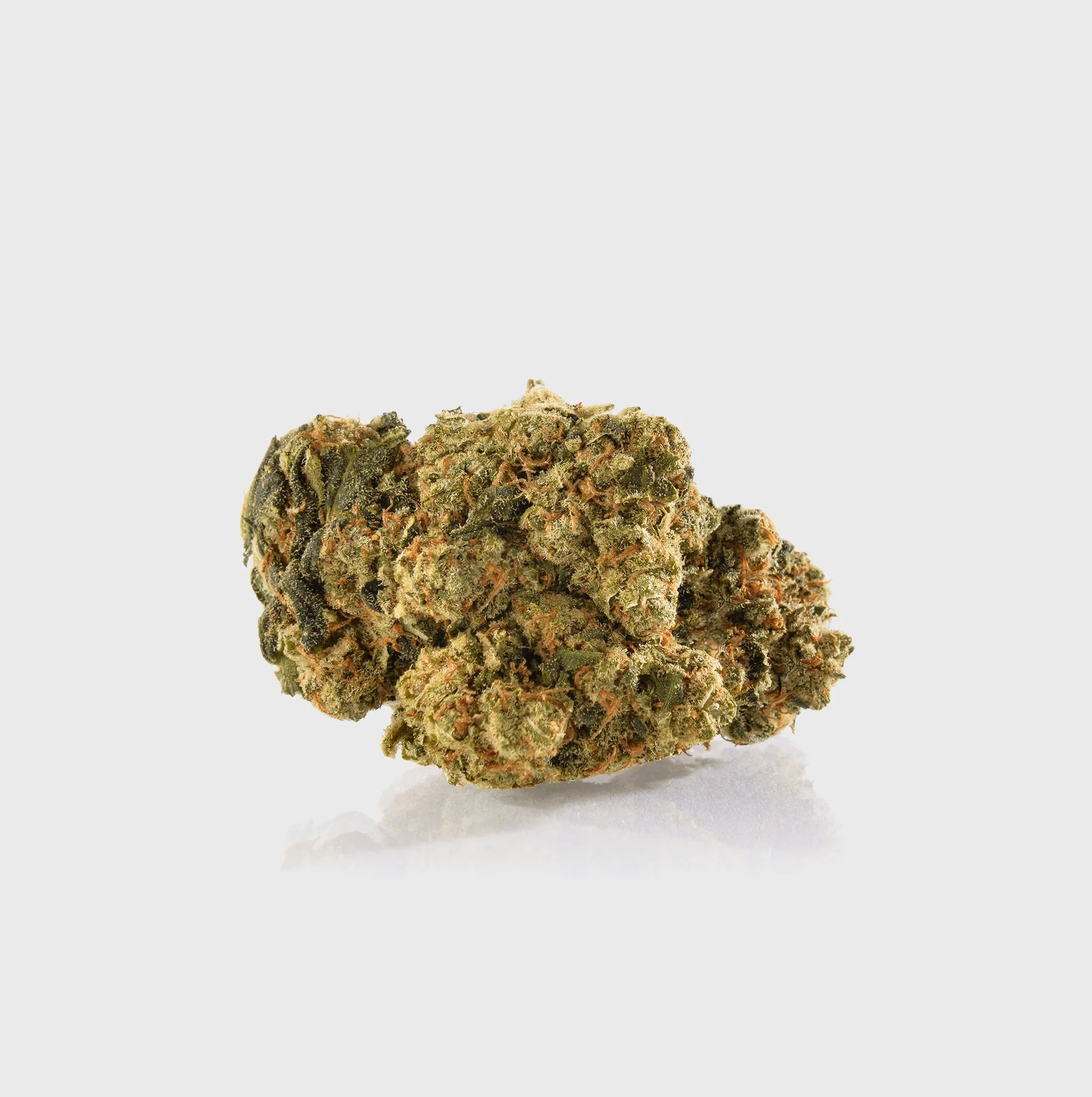 Premium Cannabis Blüte mit grünen und orangen Trichomen auf weißem Hintergrund