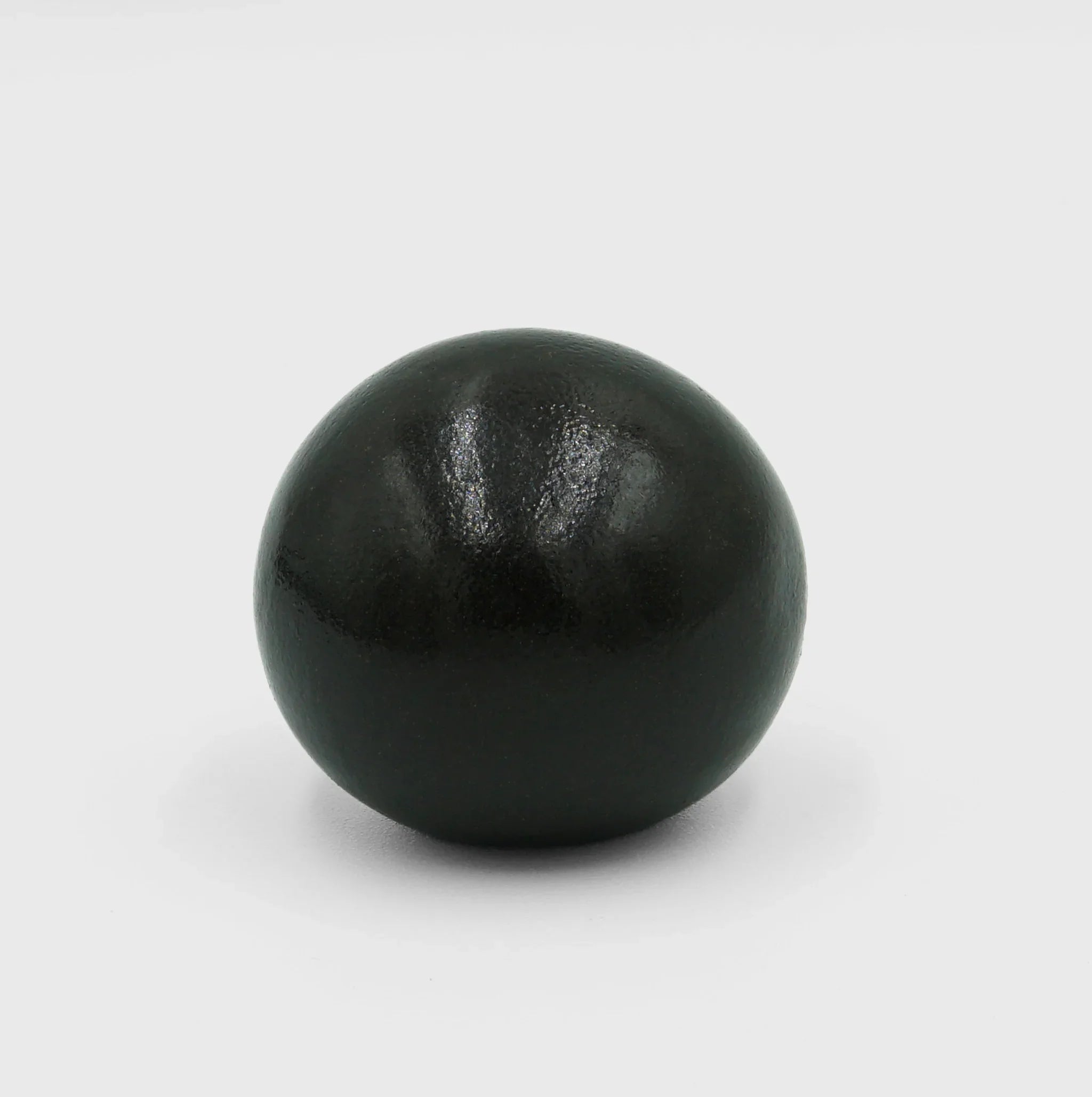 Glänzende schwarze Kugel auf weißem Hintergrund