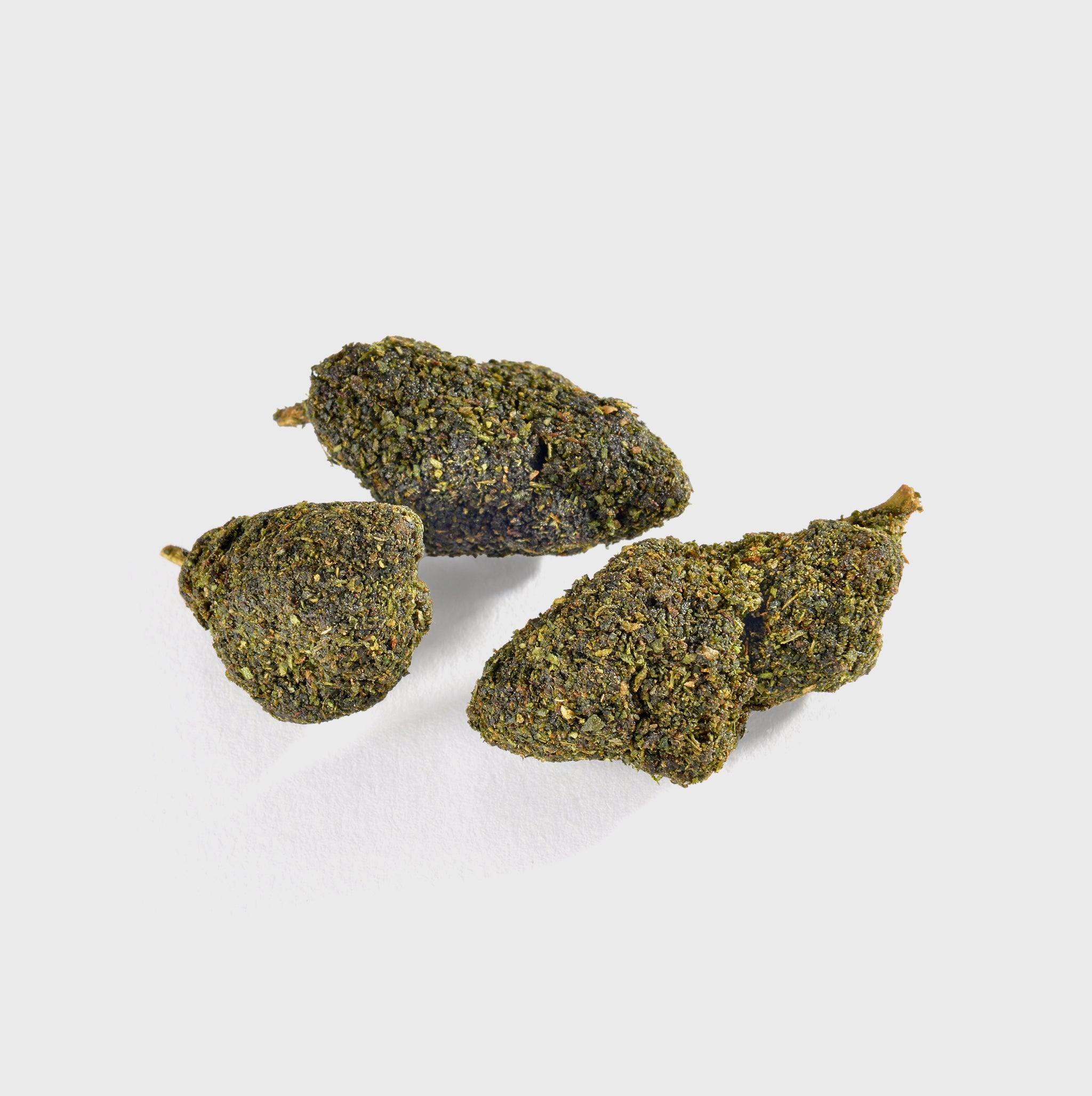 Drei natürliche Cannabisblüten, hochwertig und nachhaltig angebaut