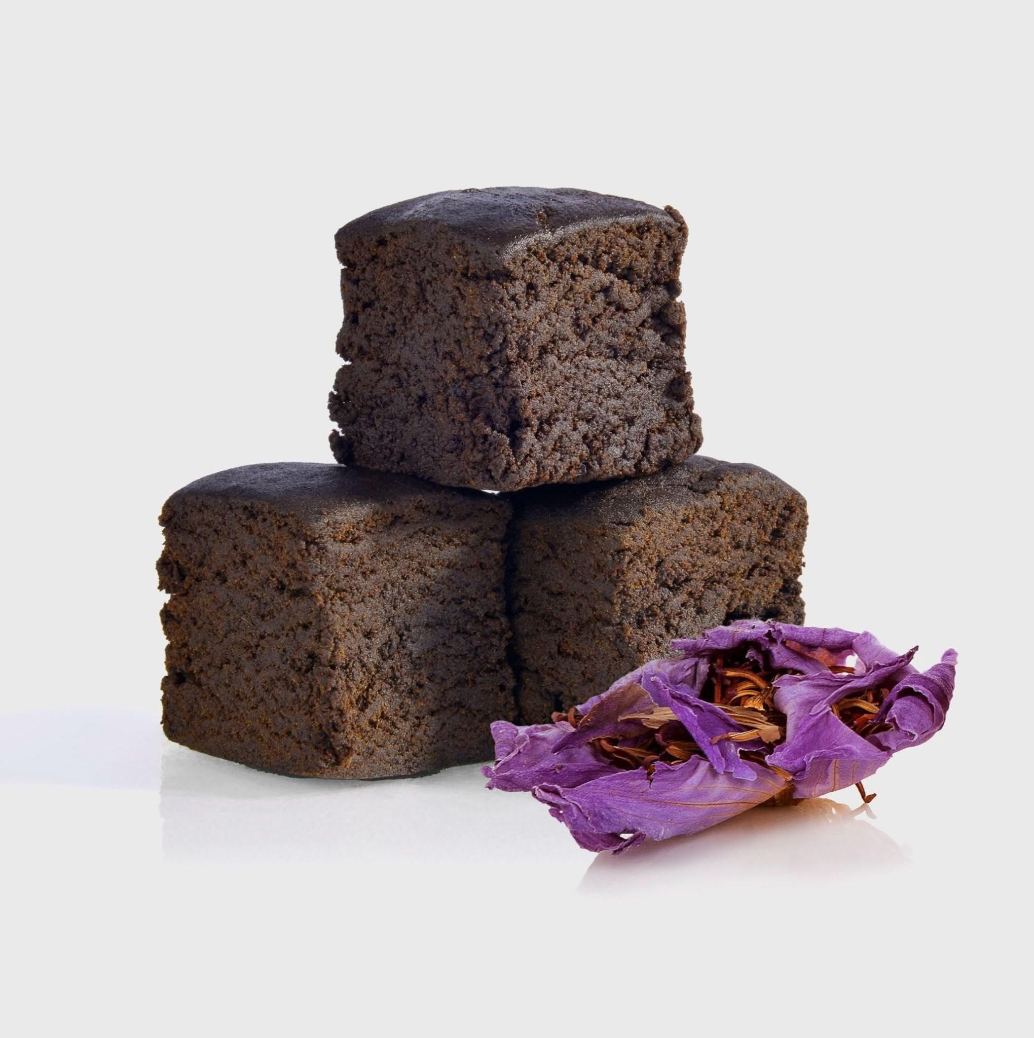 Dunkle Brownies mit lila Blüte, natürlich und hochwertig