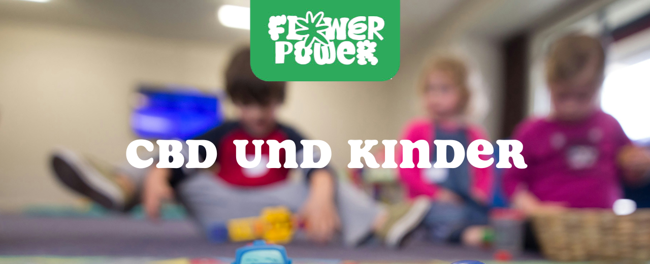 Mutter hält CBD-Öl-Fläschchen und informiert sich – CBD und Kinder im Kontext von Sicherheit und Dosierung.